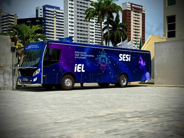 Unidade Móvel de Inteligência Artificial do Sistema FIERN leva robótica e tecnologia a estudantes de Serrinha