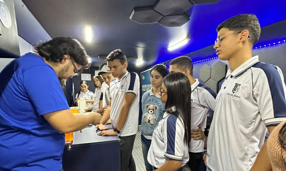 Unidade Móvel de Inteligência Artificial leva tecnologia e inovação a estudantes de Santo Antônio